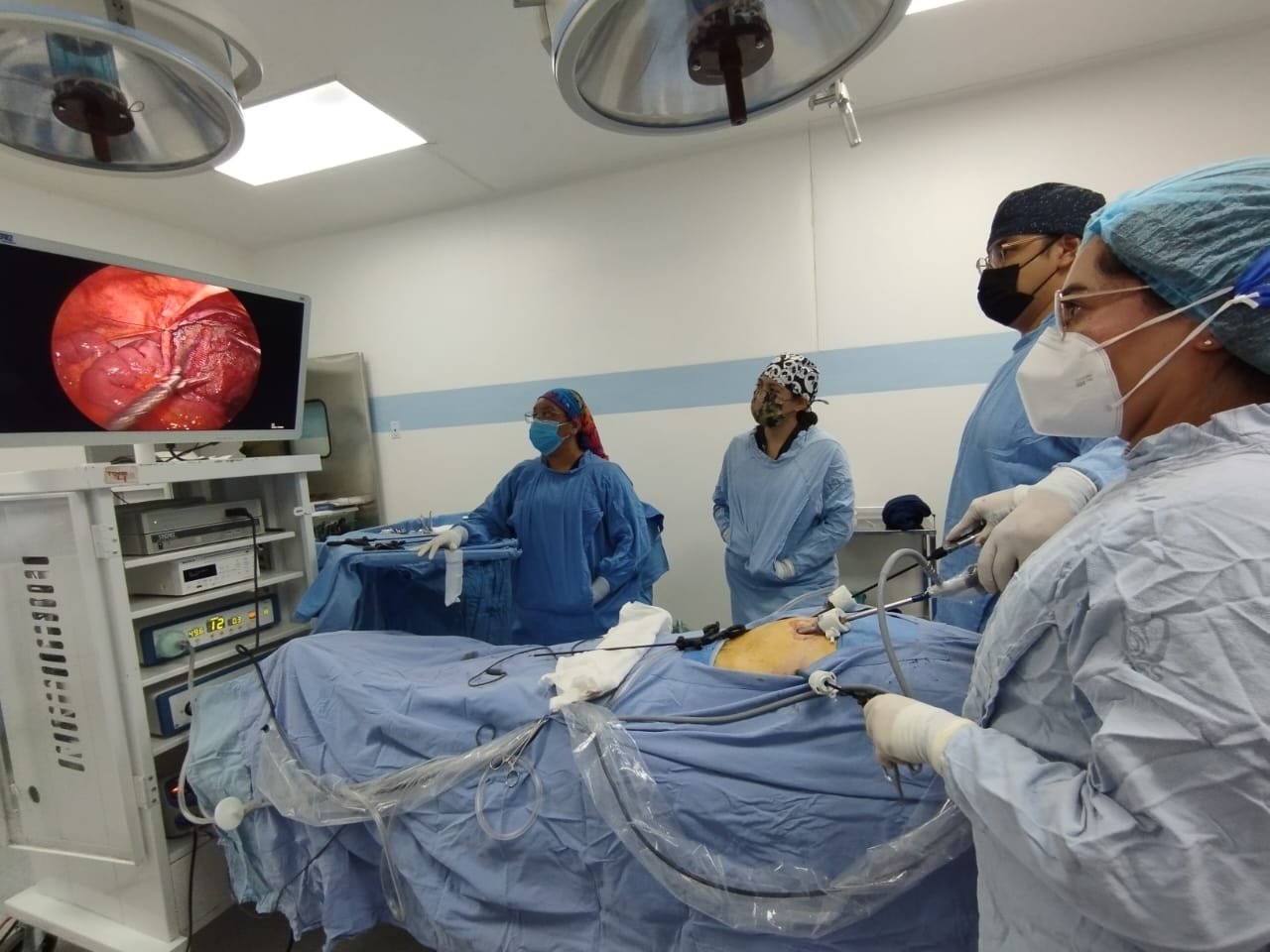 Equipo médico en cirugía general